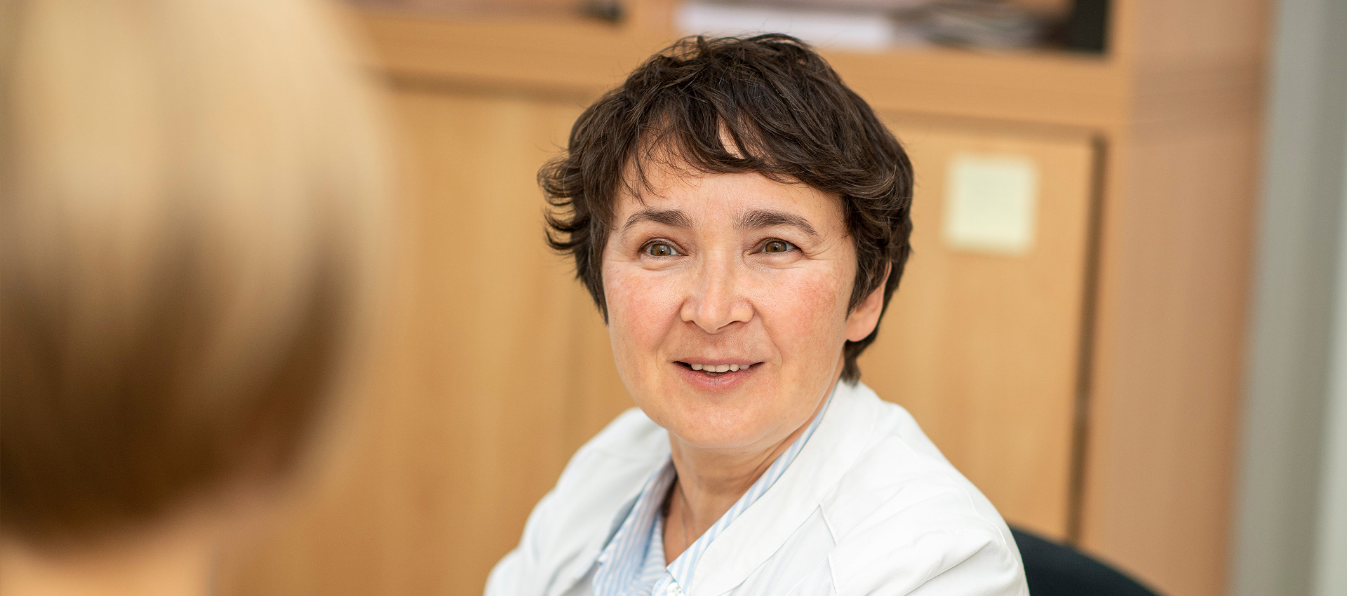 Dr. med. Madina Weiss, Fachärztin für Innere Medizin der Onkologischen Praxis Herdecke im Patientengespräch