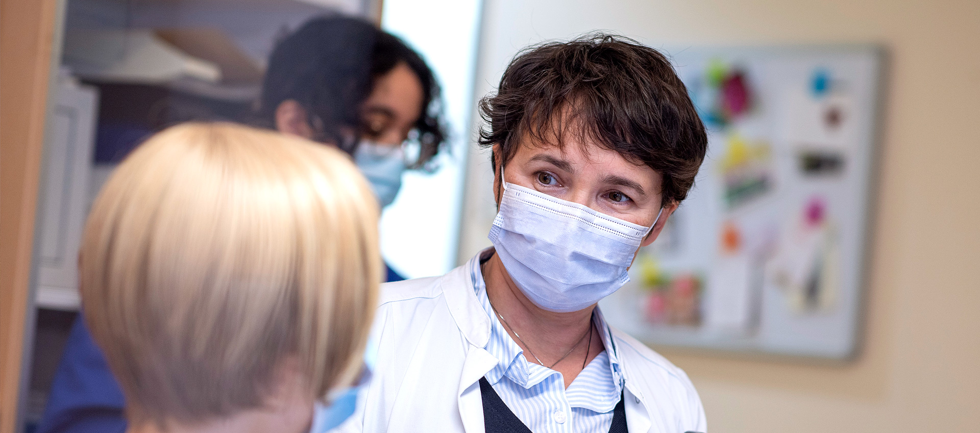 Dr. med. Madina Weiss, Fachärztin für Innere Medizin der Onkologischen Praxis Herdecke im Mitarbeitergespräch