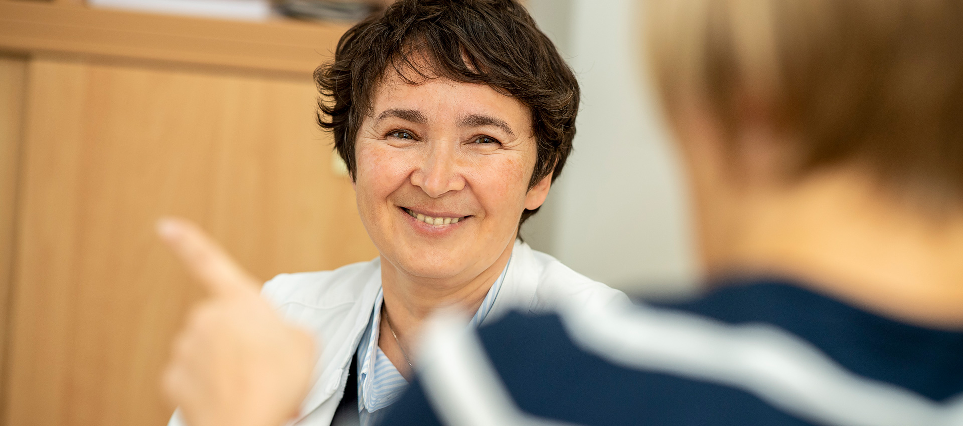 Dr. med. Madina Weiss, Fachärztin für Innere Medizin der Onkologischen Praxis Herdecke im Patientengespräch