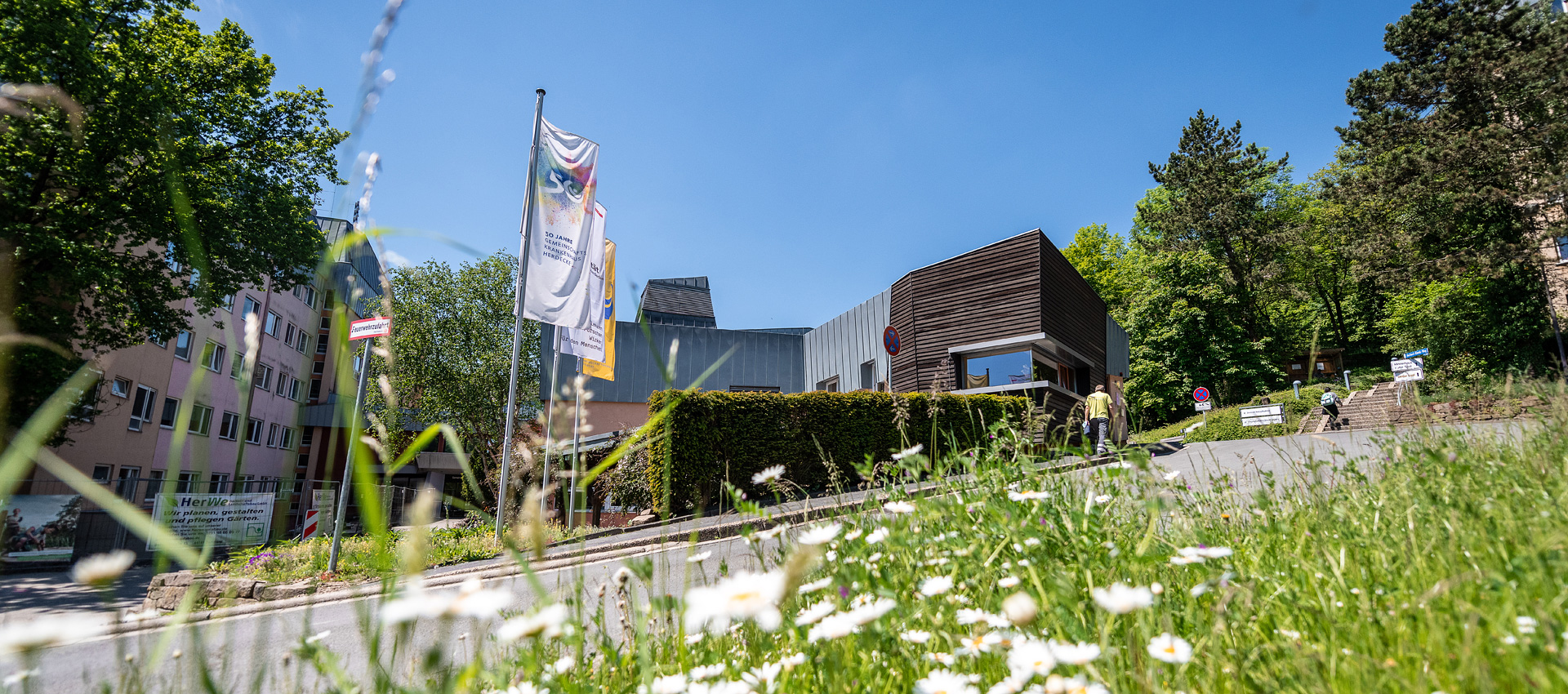 Onkologischen Praxis Herdecke am Gemeinschaftskrankenhaus Herdecke, Gebäude von außen, am Hang